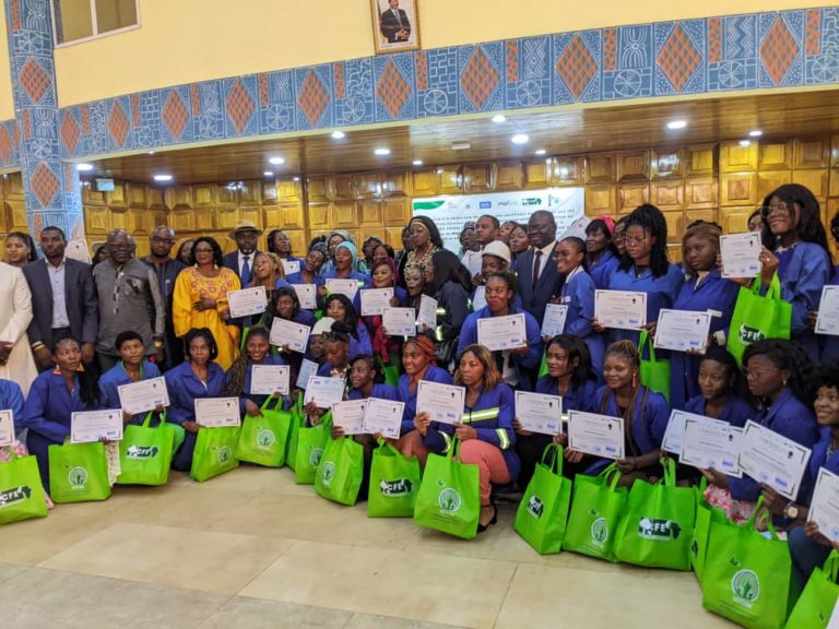 Photo de famille remise attestations TEFEM REMISE DES ATTESTATIONS PROJET TEFEM